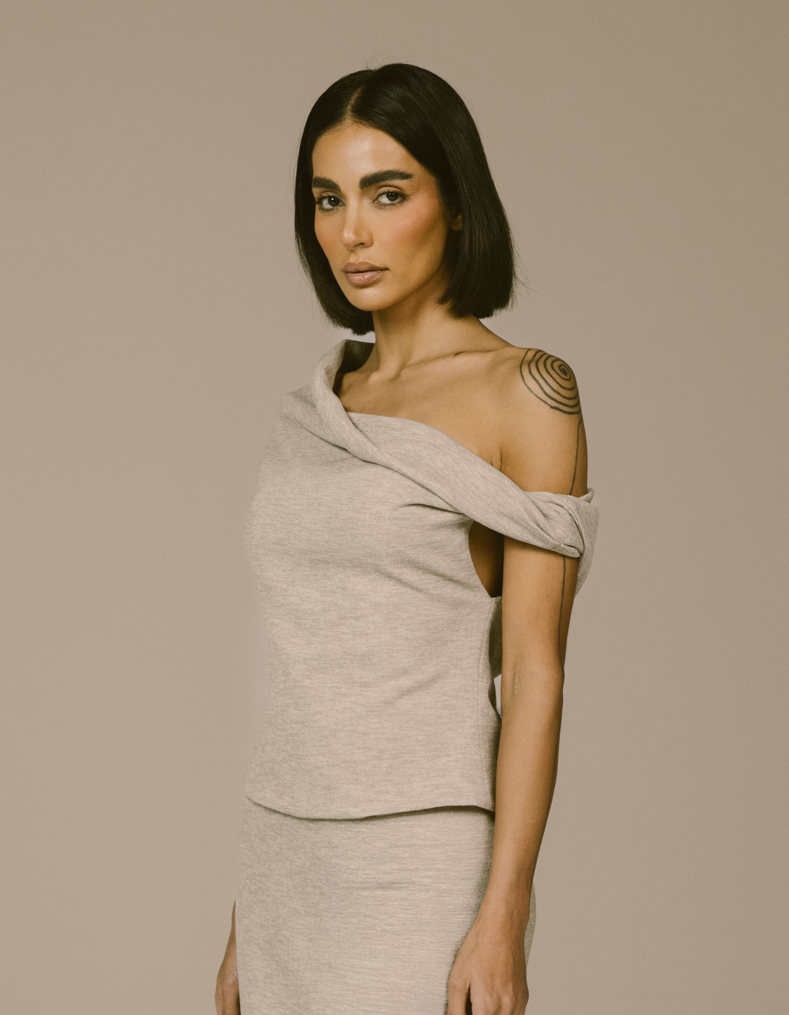 SHOULDER TWIST TOP