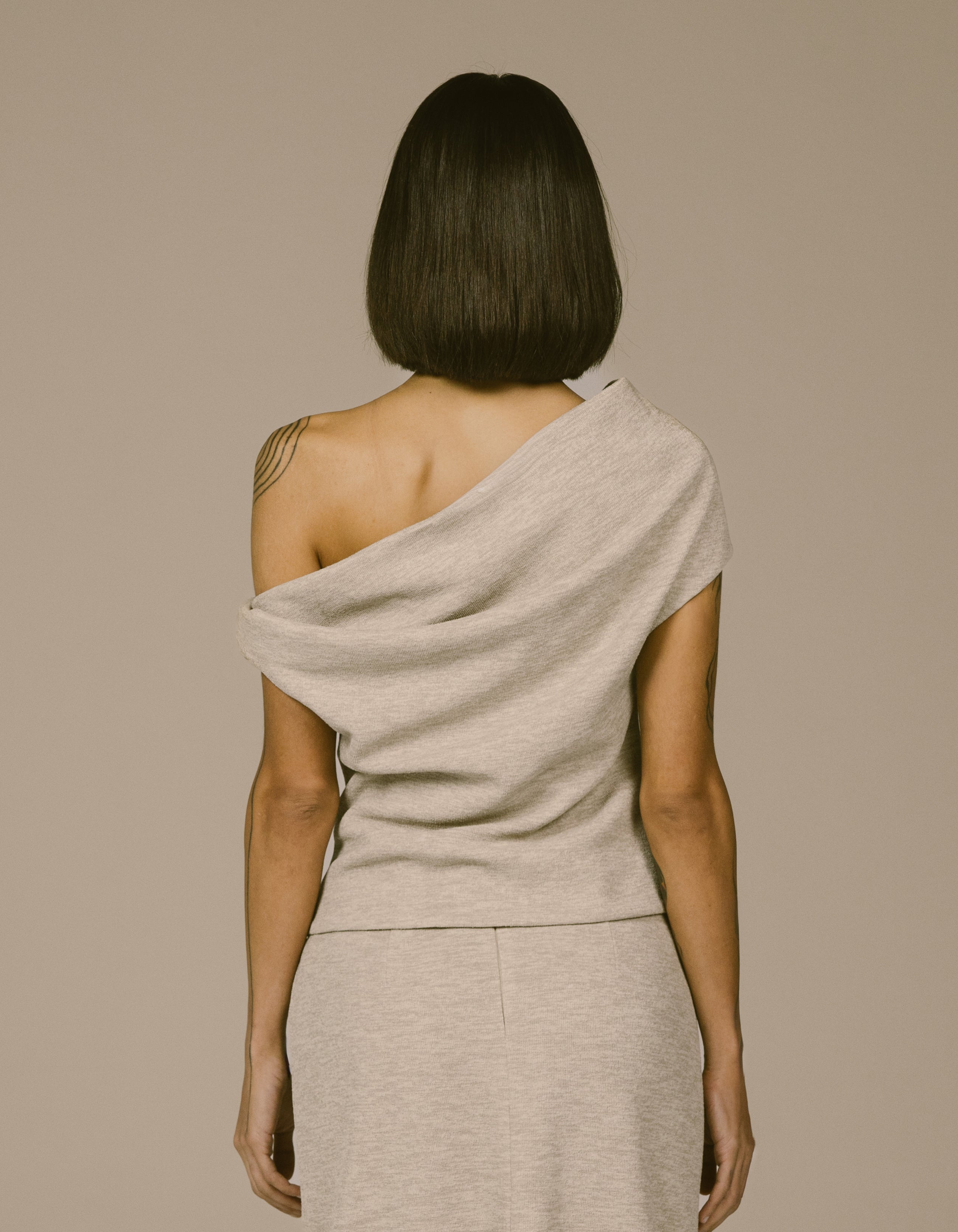 SHOULDER TWIST TOP
