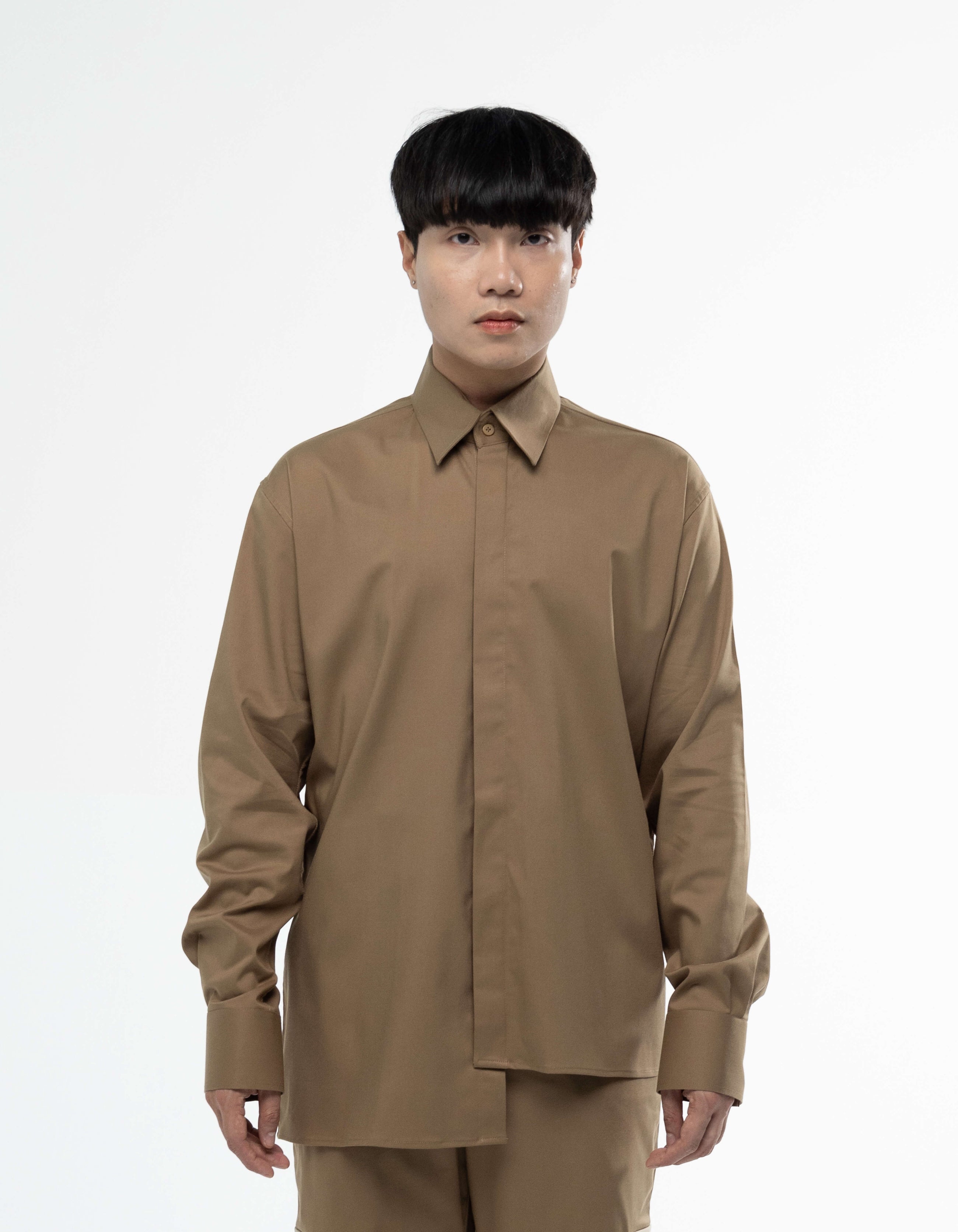 CHEMISE À MANCHES LONGUES ASYMÉTRIQUE