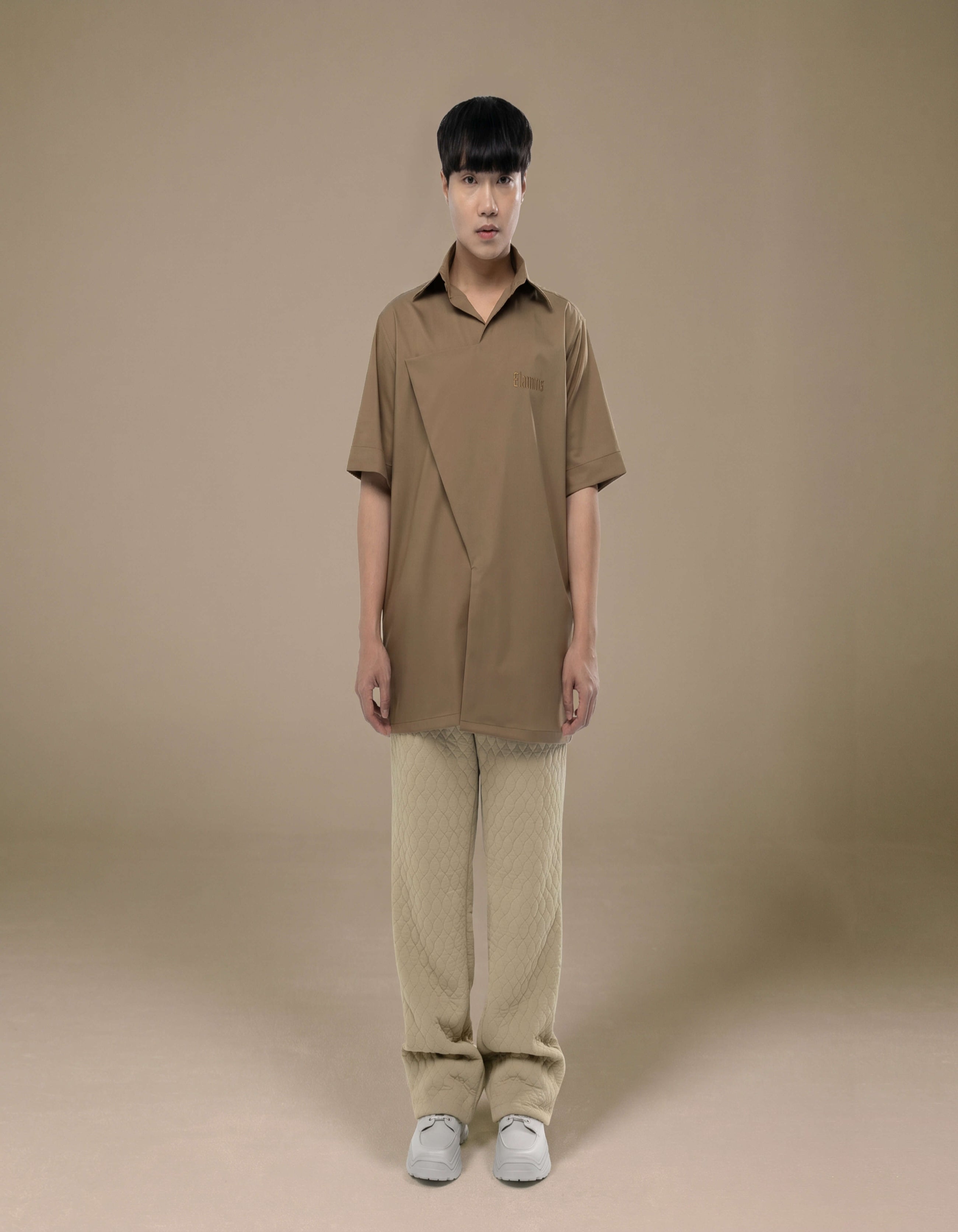 CAMICIA A MANICHE CORTE CON CHIUSURA A TRIANGOLO
