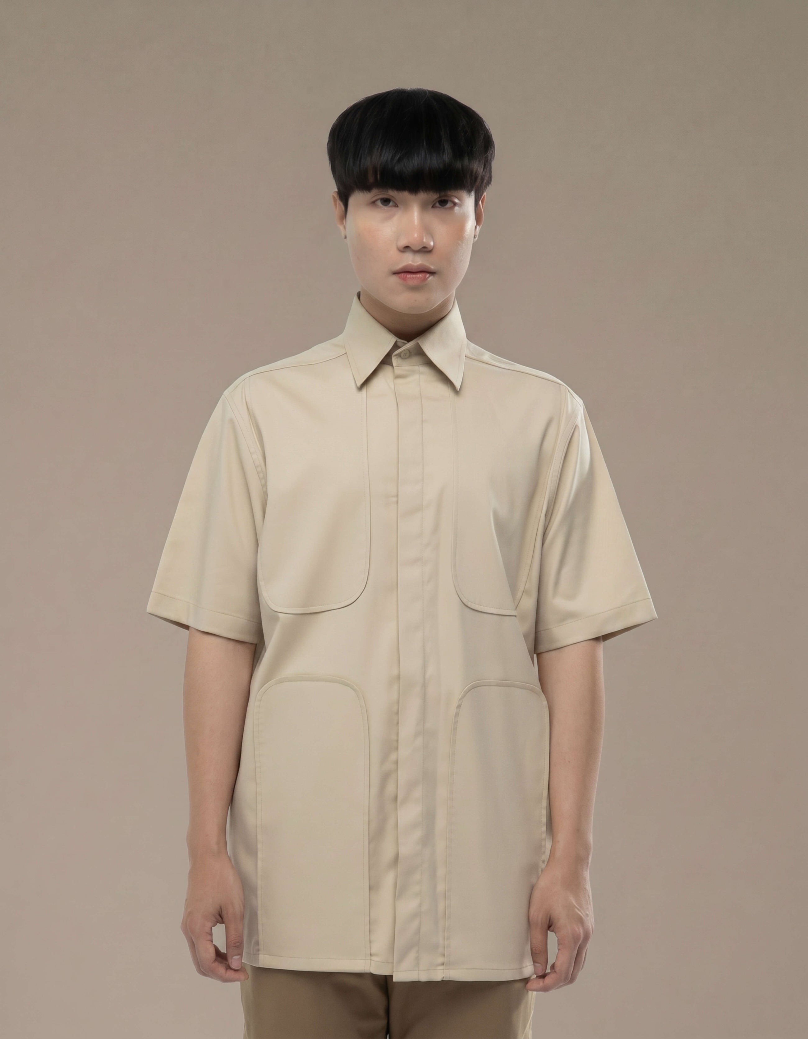 CAMICIA A MANICHE CORTE CON PANNELLO A U