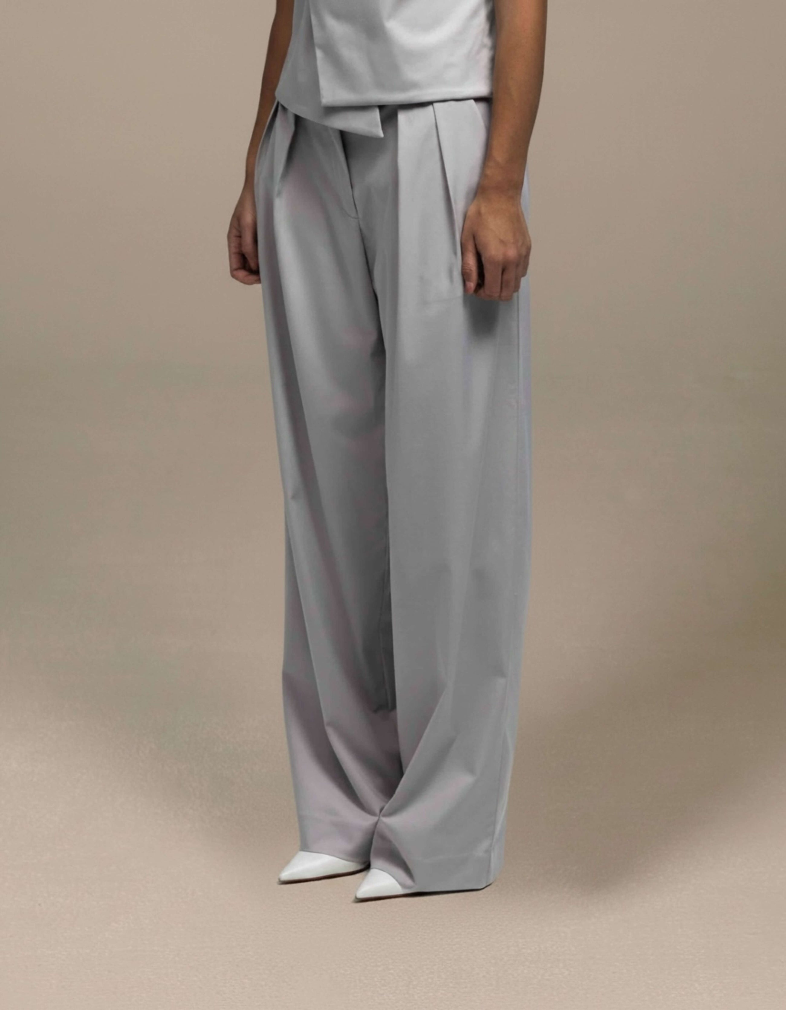 Tailored wide-leg grey trousers with pleated front detail, luxury womenswear