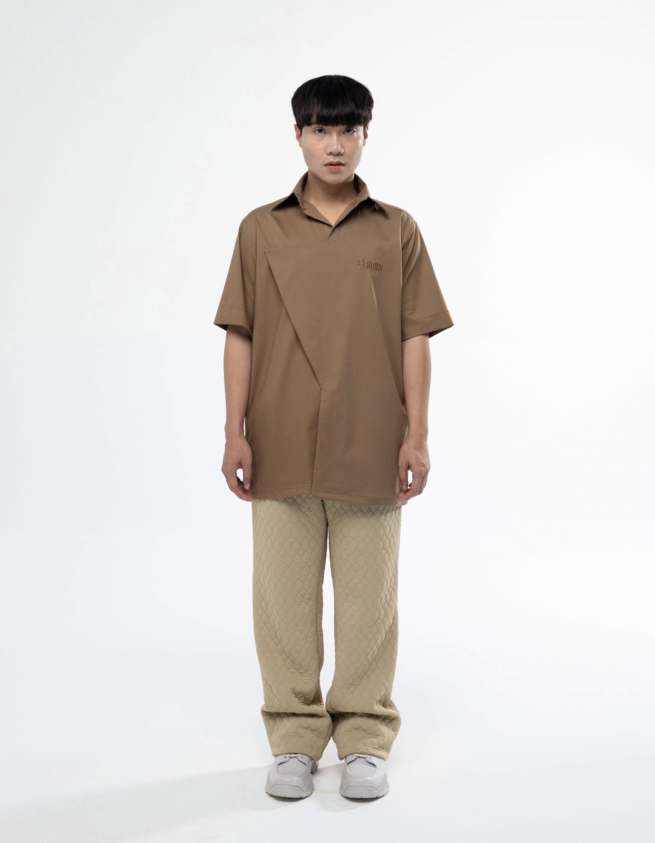 CHEMISE À MANCHES COURTES AVEC FERMETURE TRIANGULAIRE