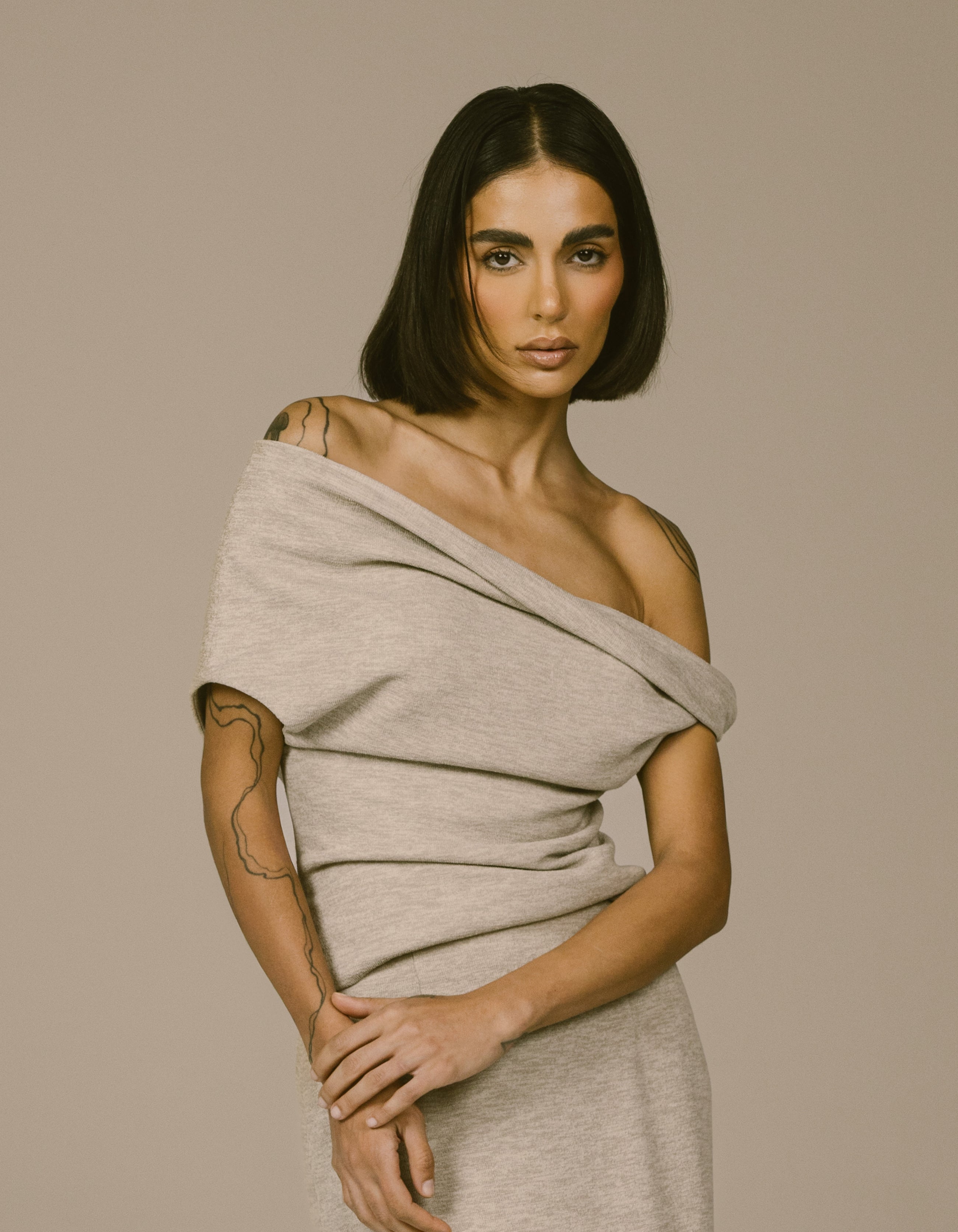 SHOULDER TWIST TOP