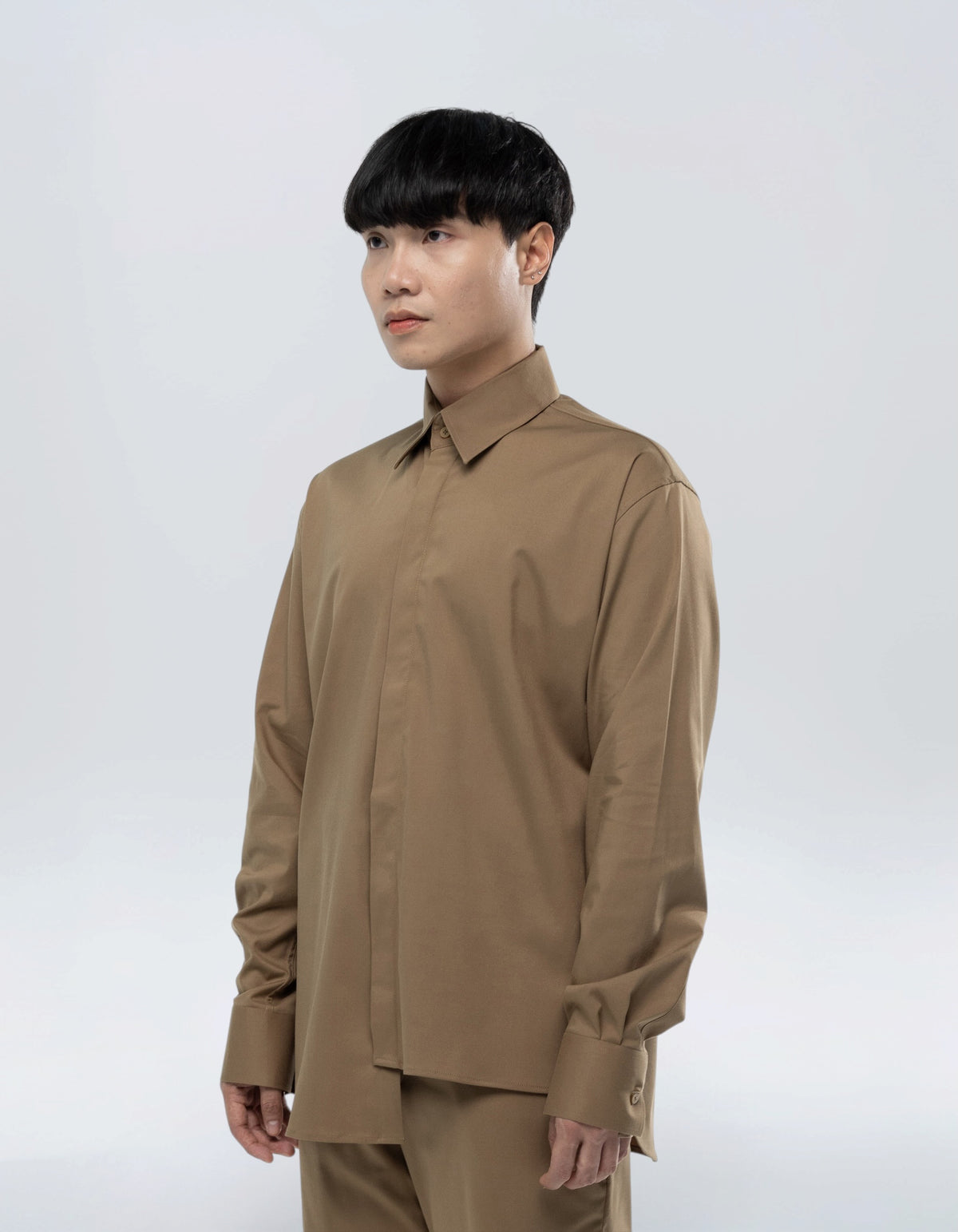 CAMICIA ASIMMETRICA A MANICHE LUNGHE