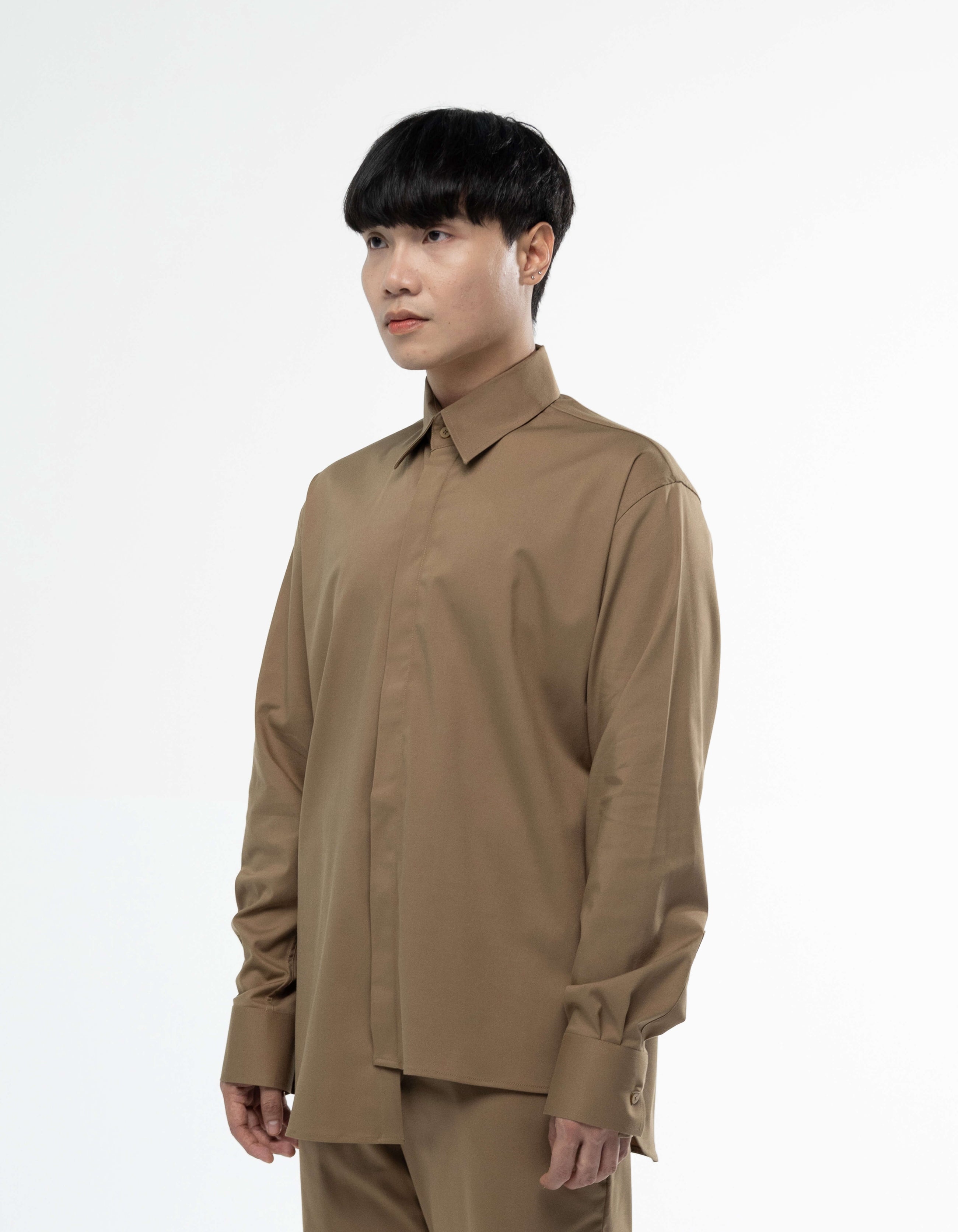 CHEMISE À MANCHES LONGUES ASYMÉTRIQUE