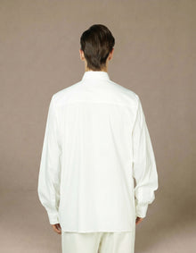 CAMICIA CON CHIUSURA A TRIANGOLO
