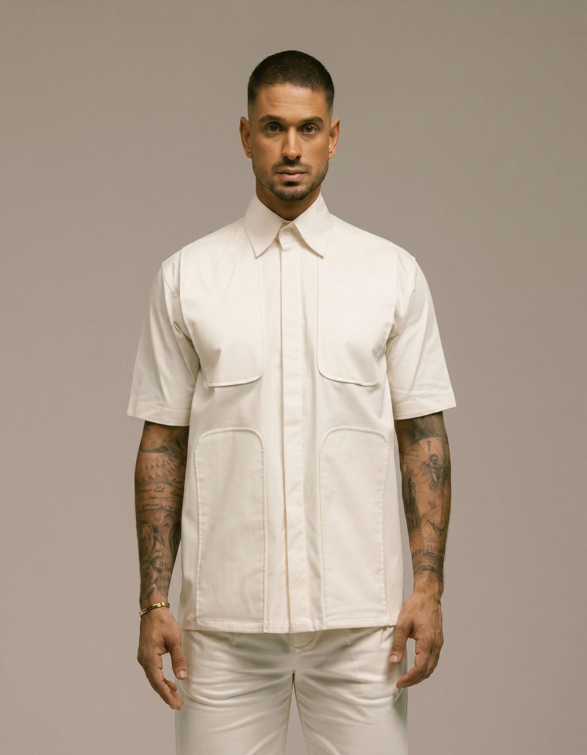 CAMICIA A MANICHE CORTE CON PANNELLO A U