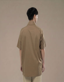 CAMICIA A MANICHE CORTE CON CHIUSURA A TRIANGOLO