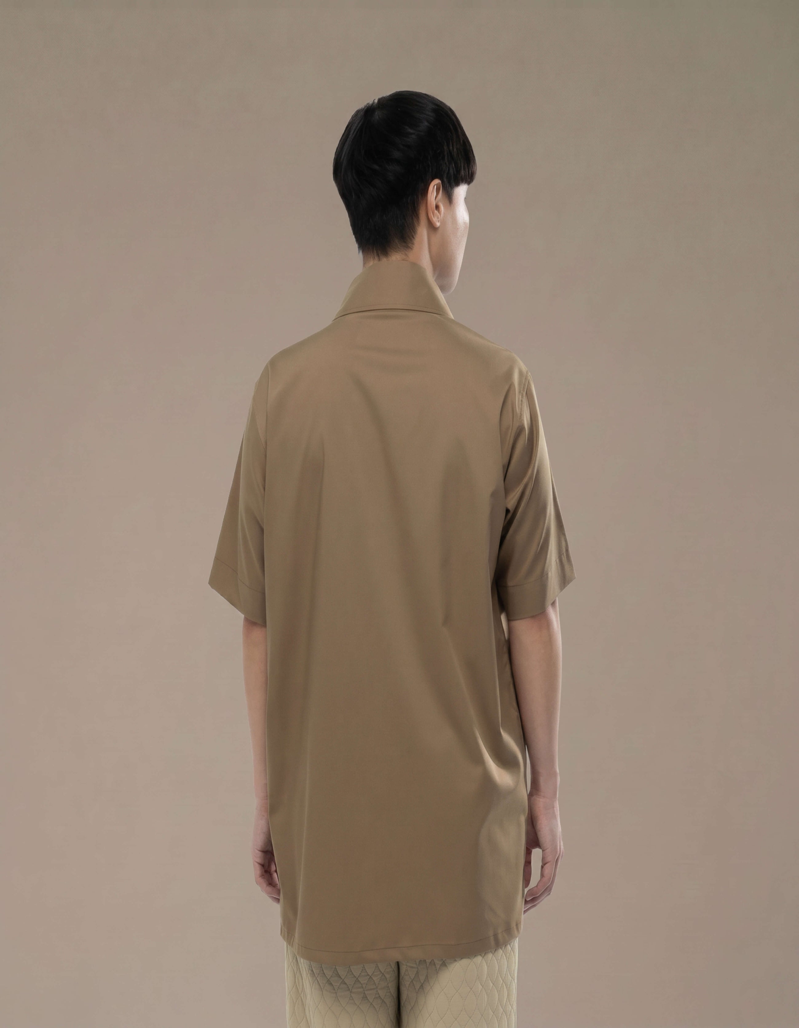 CAMICIA A MANICHE CORTE CON CHIUSURA A TRIANGOLO