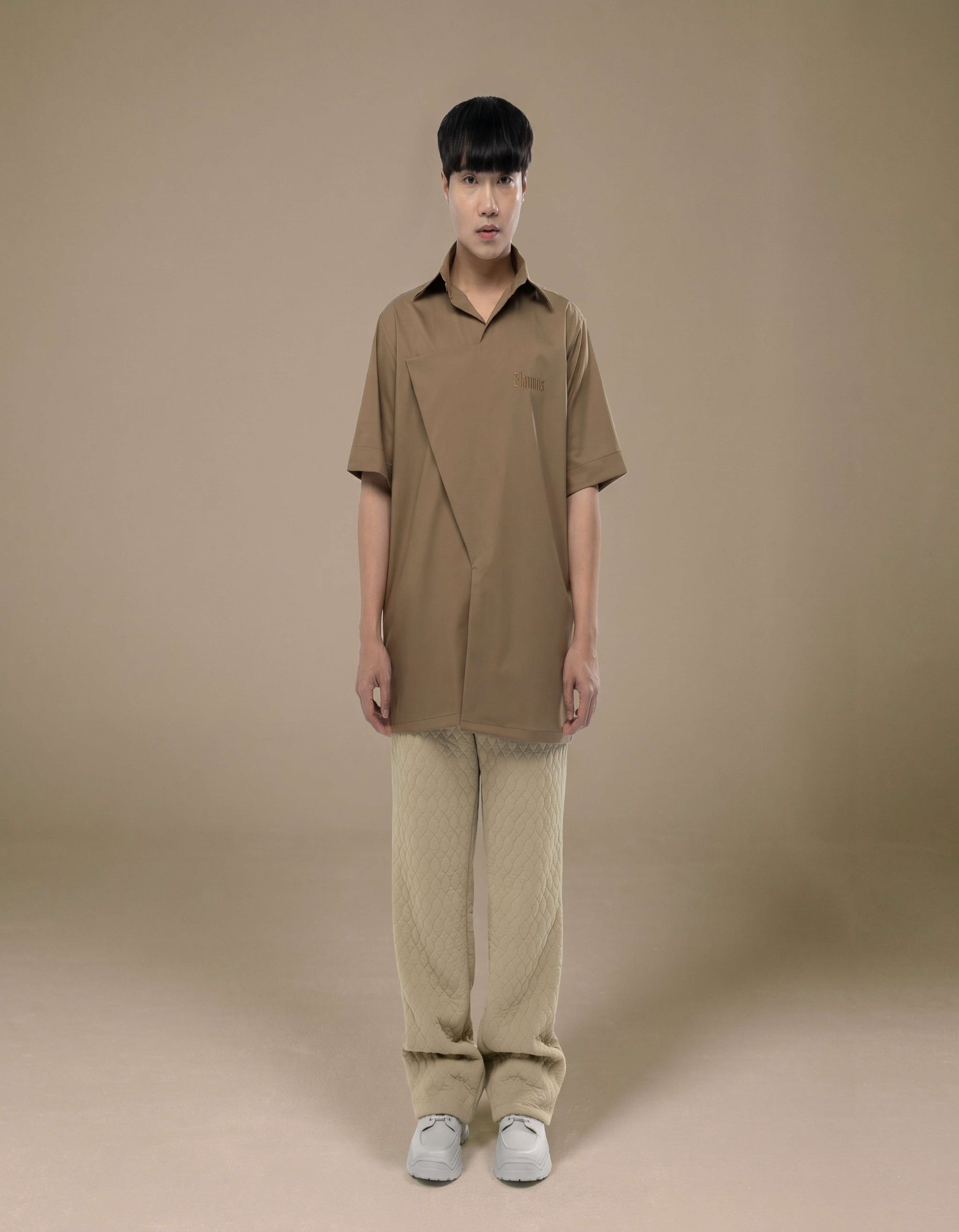 CAMICIA A MANICHE CORTE CON CHIUSURA A TRIANGOLO