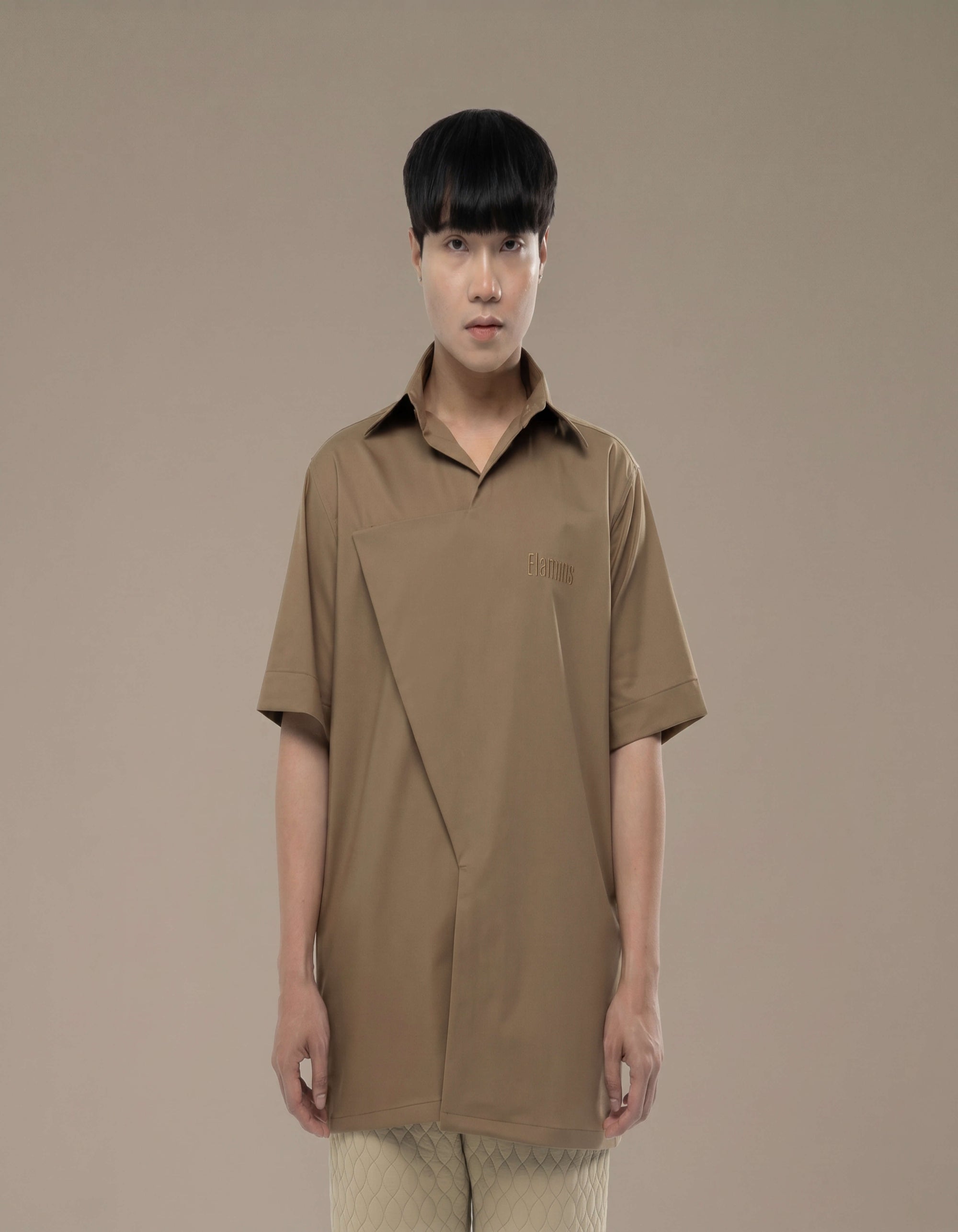 CAMICIA A MANICHE CORTE CON CHIUSURA A TRIANGOLO