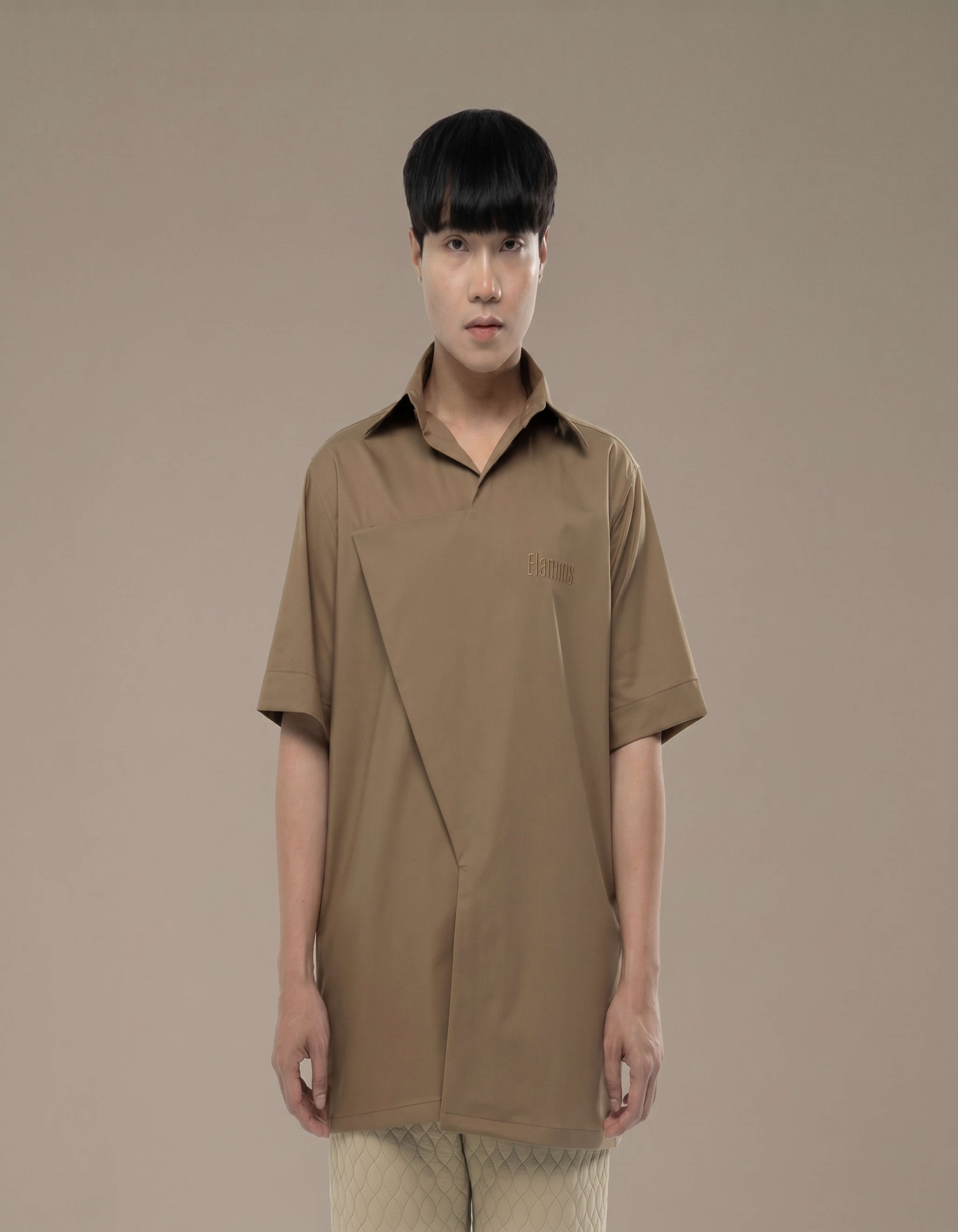 CAMICIA A MANICHE CORTE CON CHIUSURA A TRIANGOLO