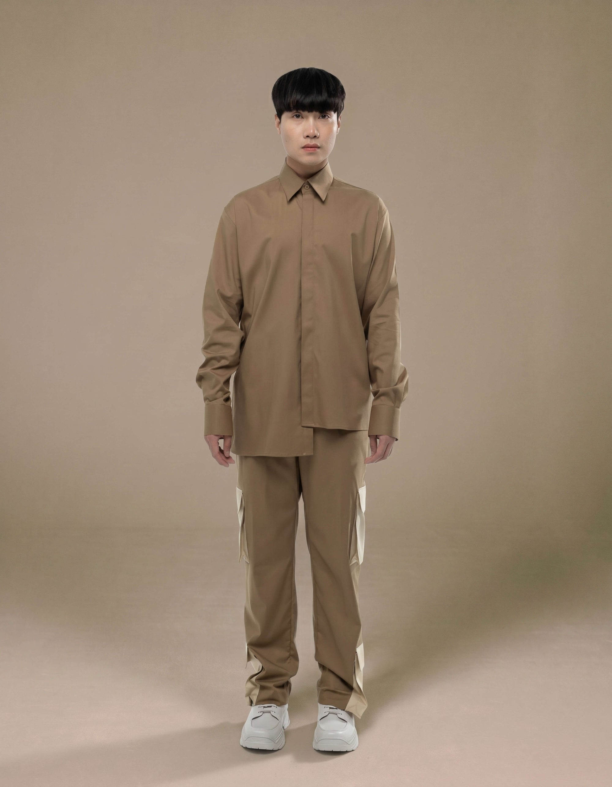CHEMISE À MANCHES LONGUES ASYMÉTRIQUE