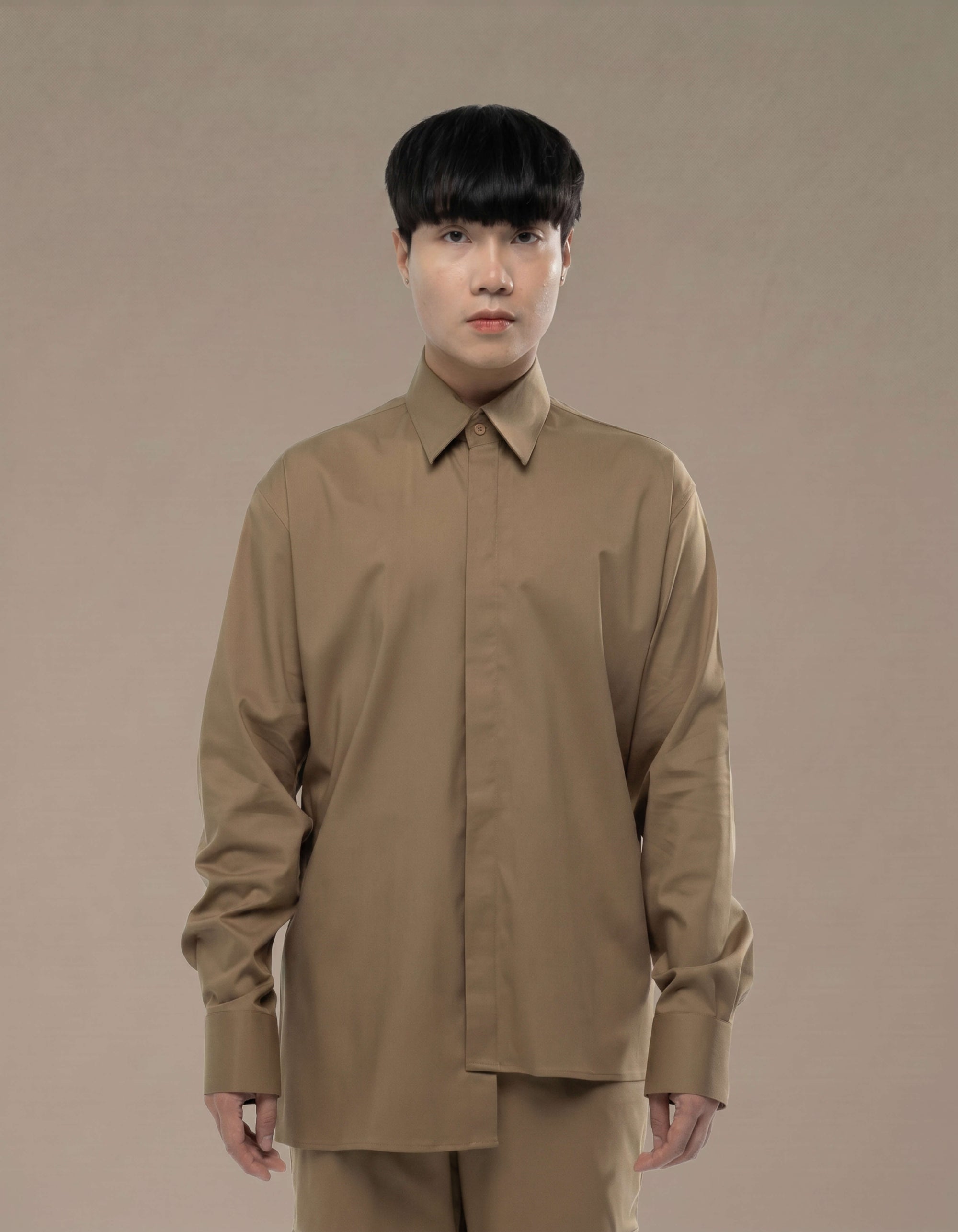 CHEMISE À MANCHES LONGUES ASYMÉTRIQUE
