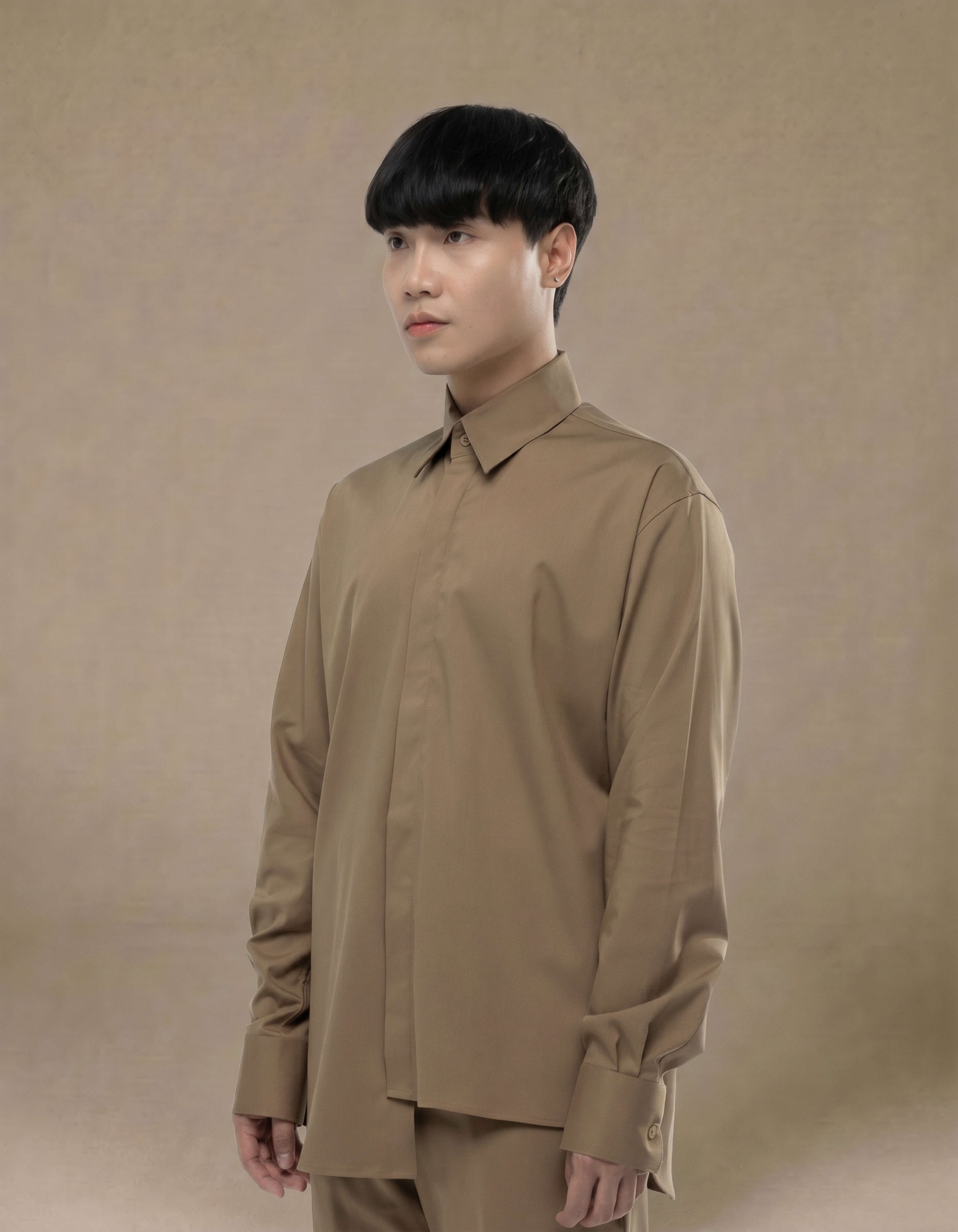 CHEMISE À MANCHES LONGUES ASYMÉTRIQUE