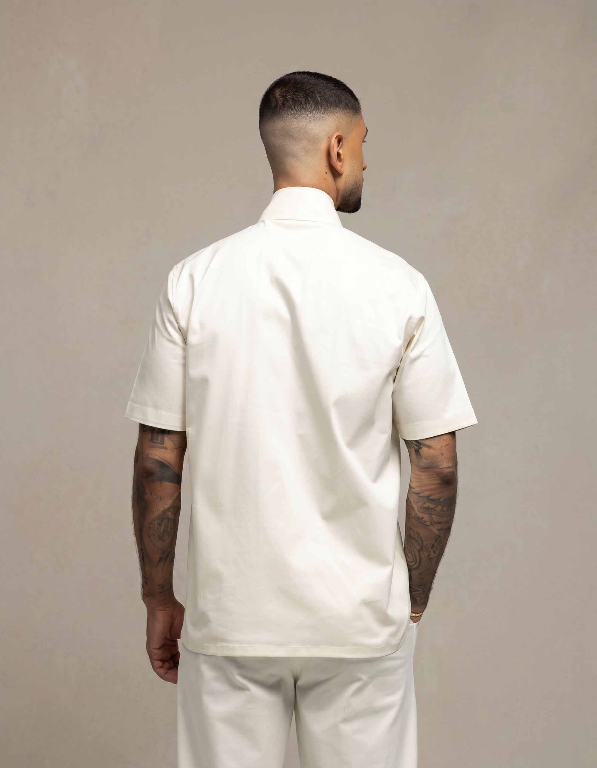 CAMICIA A MANICHE CORTE CON PANNELLO A U