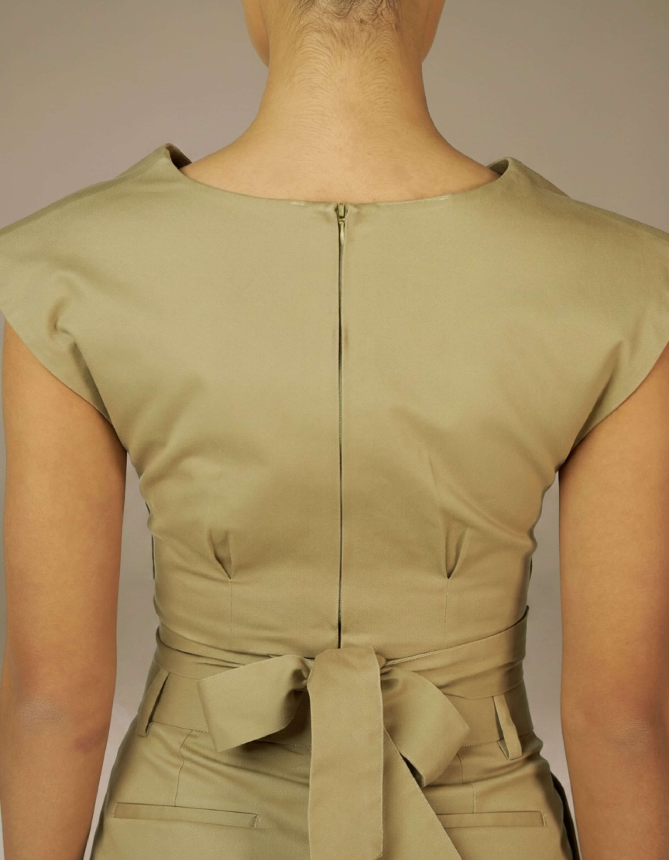 TRIANGLE CUT OUT CROP TOP