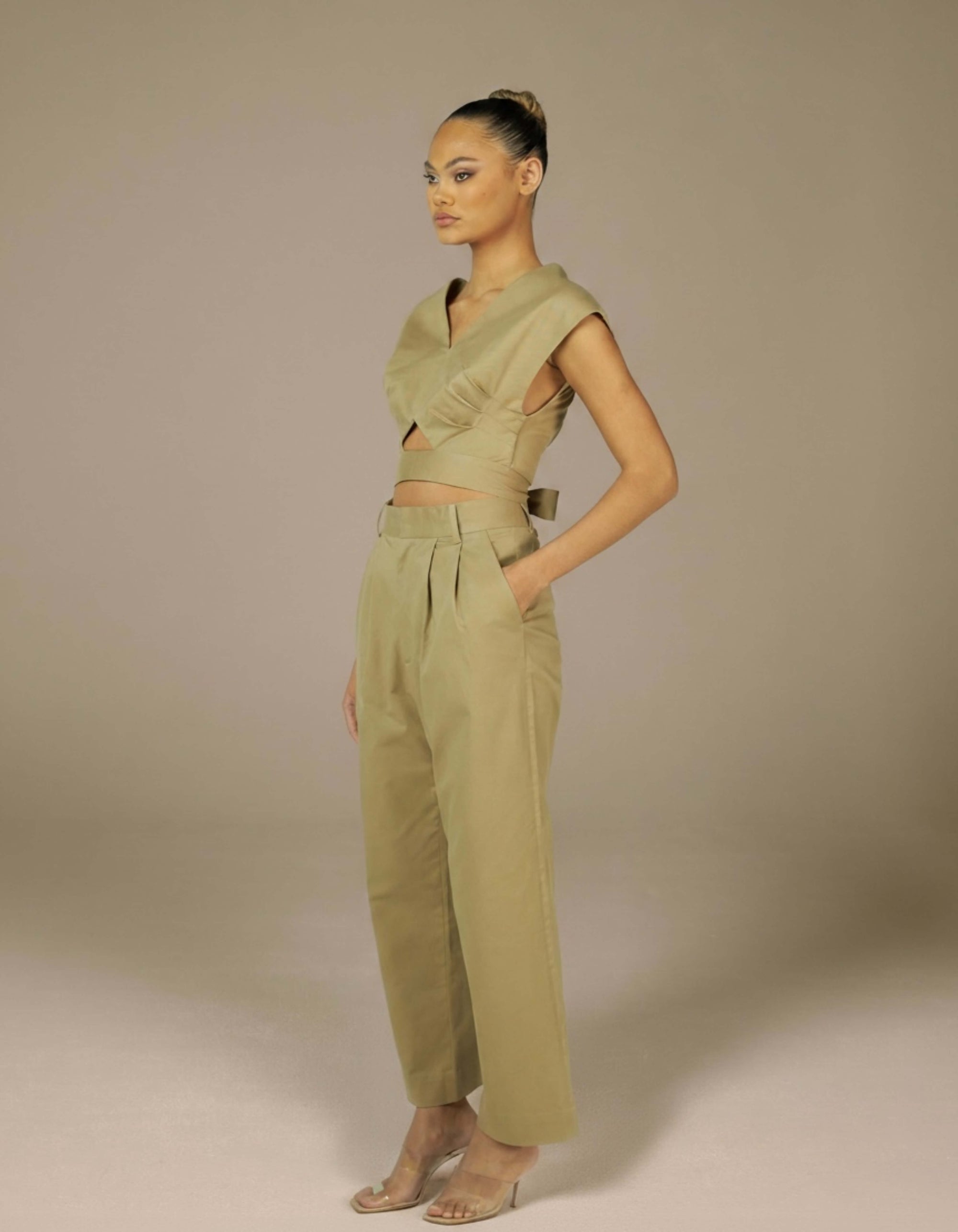 TRIANGLE CUT OUT CROP TOP
