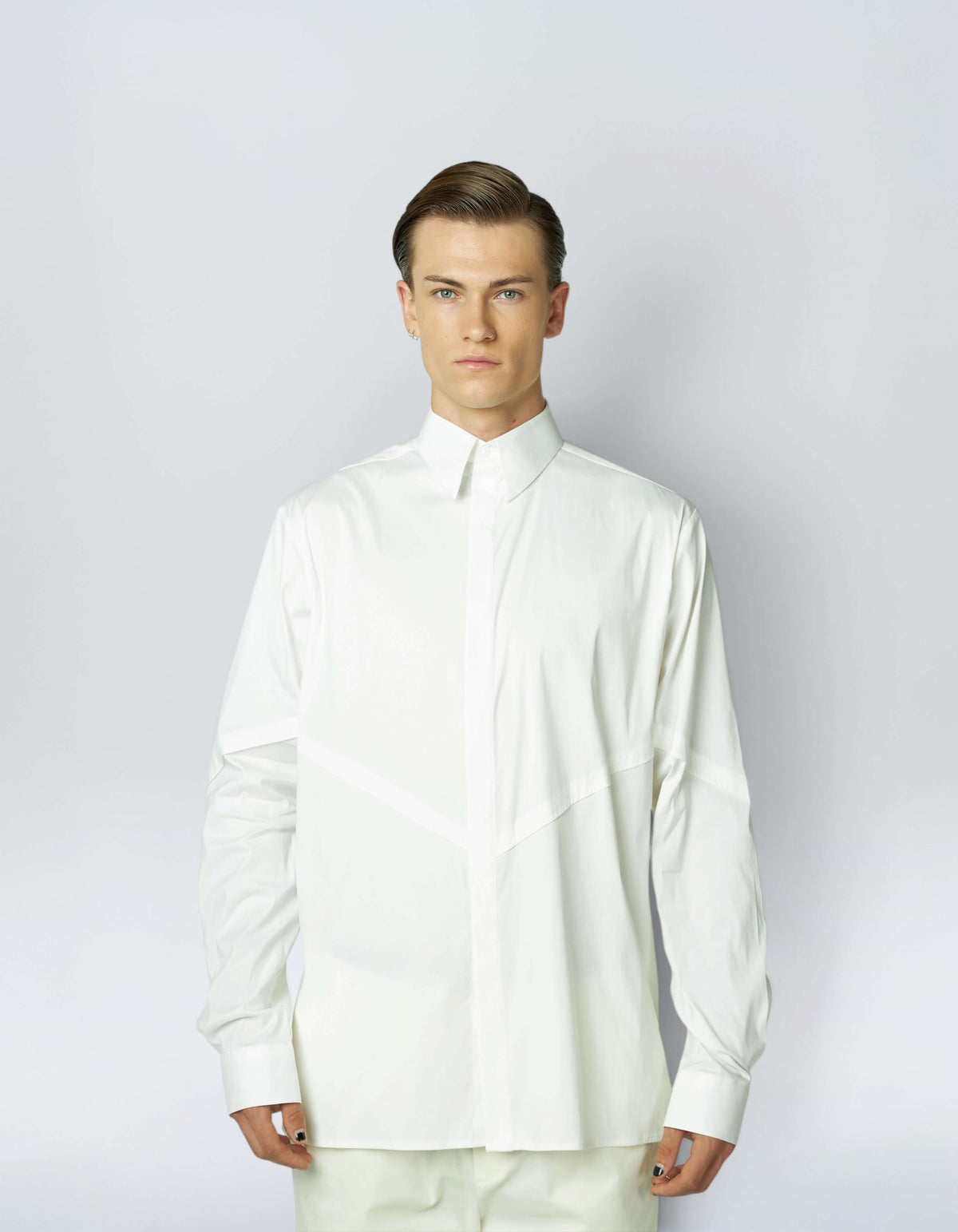 CHEMISE À POINTES EN V