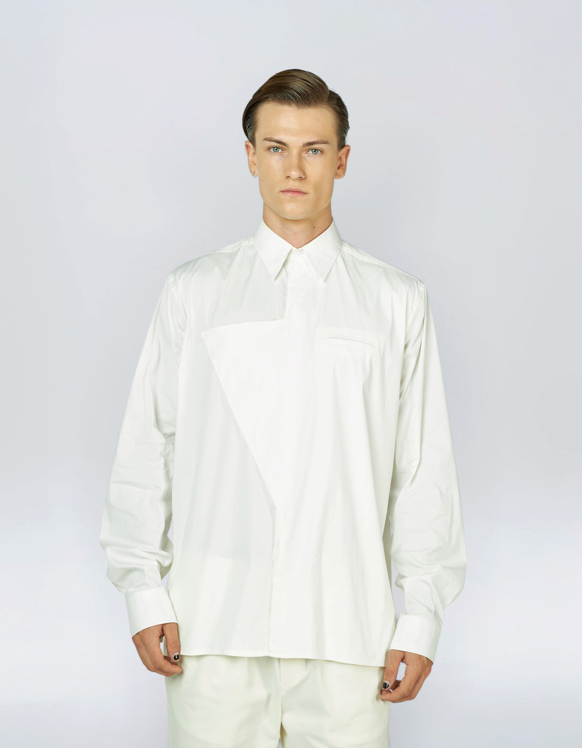 CAMICIA CON CHIUSURA A TRIANGOLO