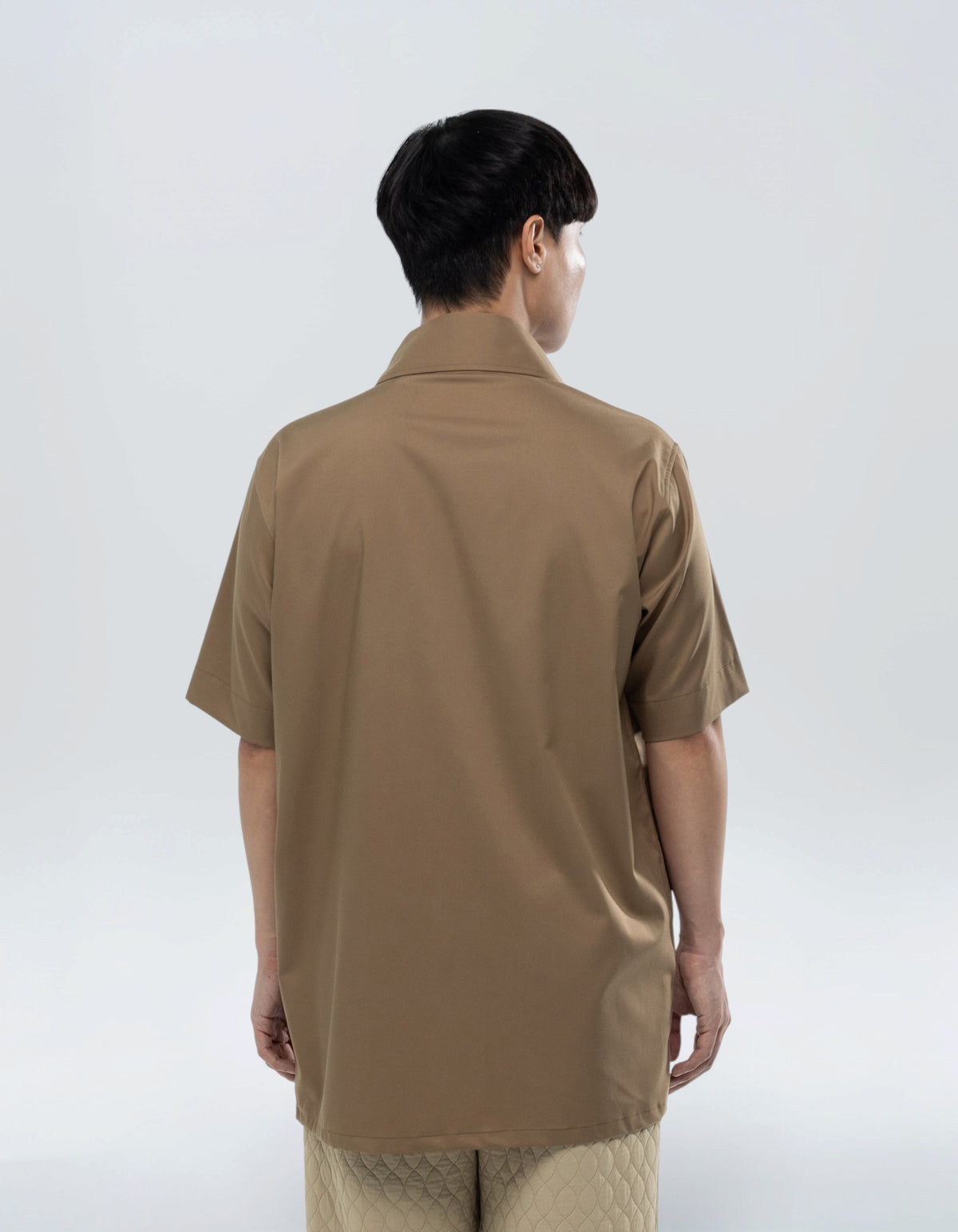 CHEMISE À MANCHES COURTES AVEC FERMETURE TRIANGULAIRE