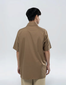 CHEMISE À MANCHES COURTES AVEC FERMETURE TRIANGULAIRE