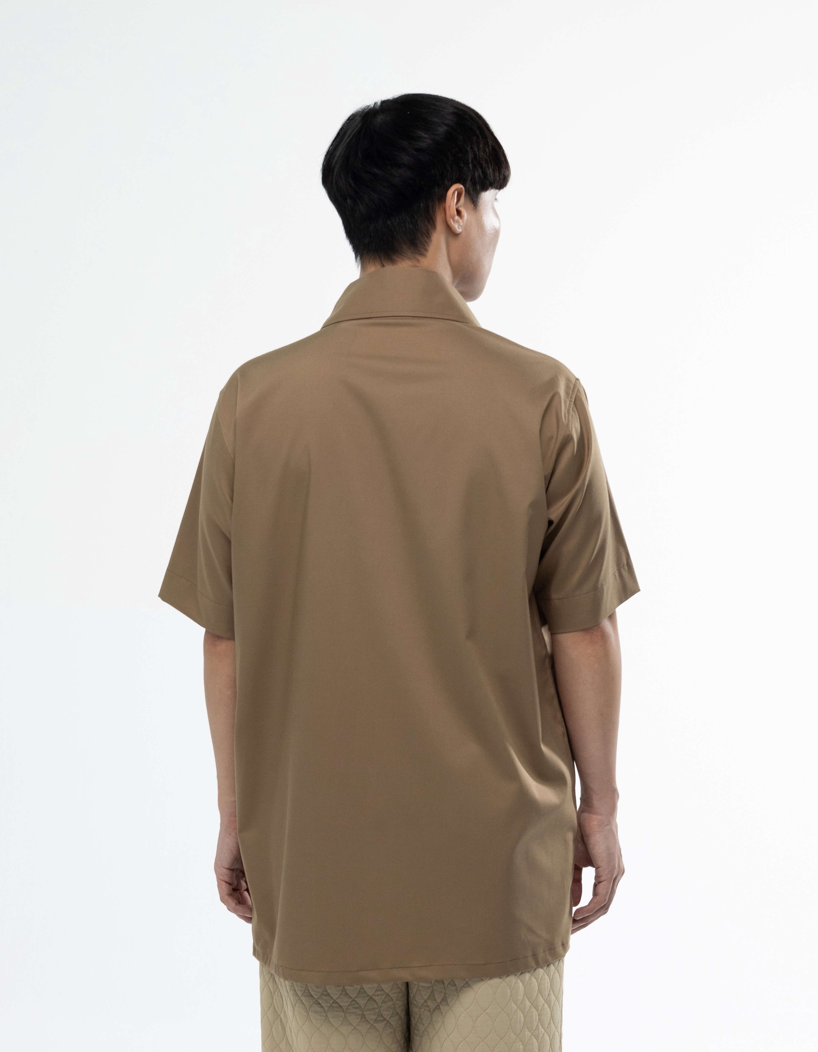 CHEMISE À MANCHES COURTES AVEC FERMETURE TRIANGULAIRE