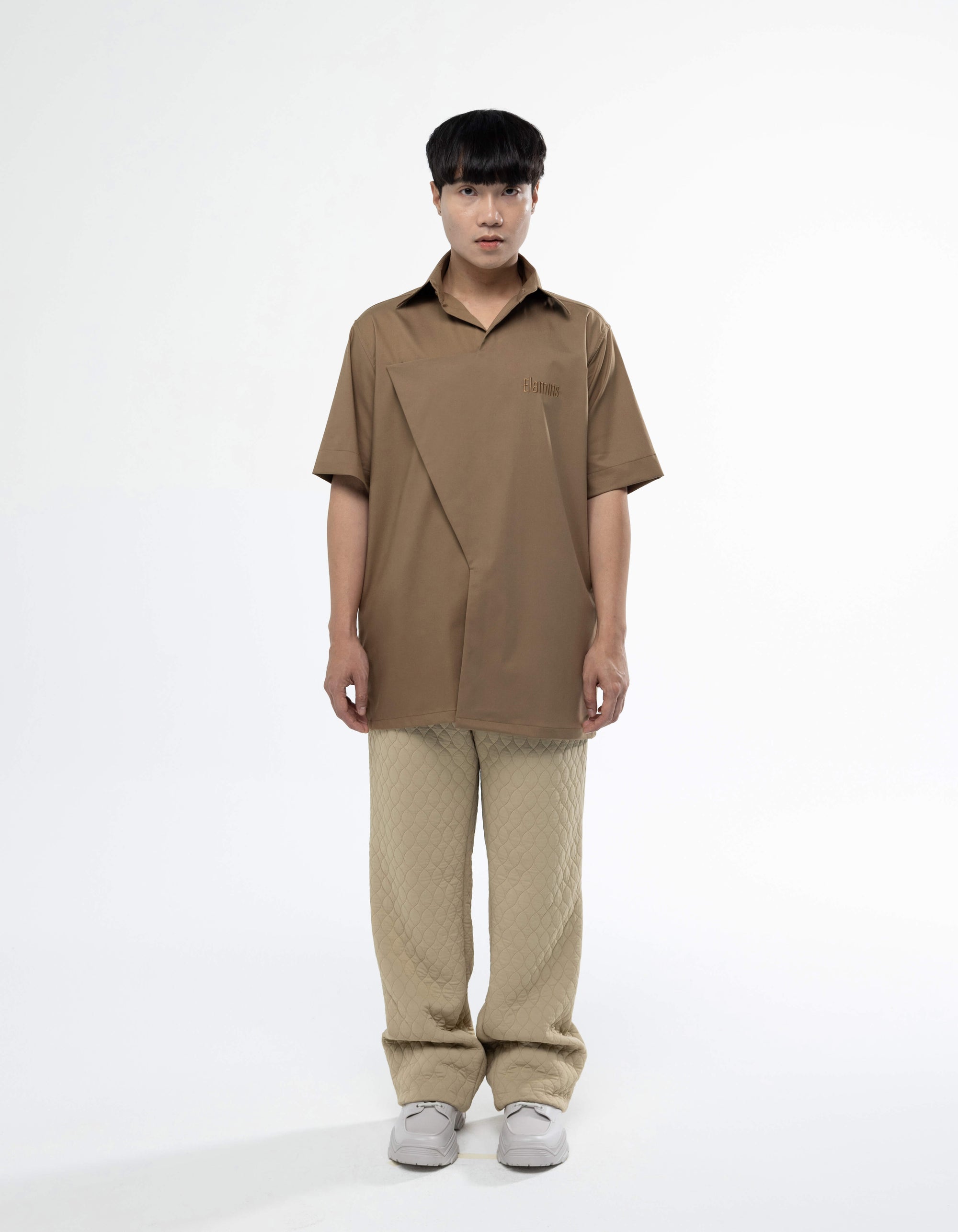 CHEMISE À MANCHES COURTES AVEC FERMETURE TRIANGULAIRE