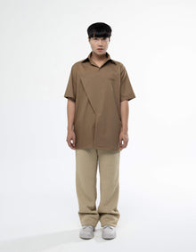 CHEMISE À MANCHES COURTES AVEC FERMETURE TRIANGULAIRE