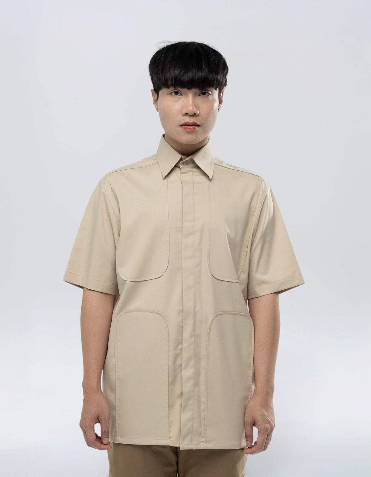 CAMICIA A MANICHE CORTE CON PANNELLO A U