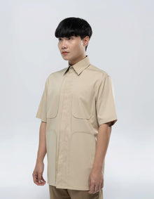 CAMICIA A MANICHE CORTE CON PANNELLO A U