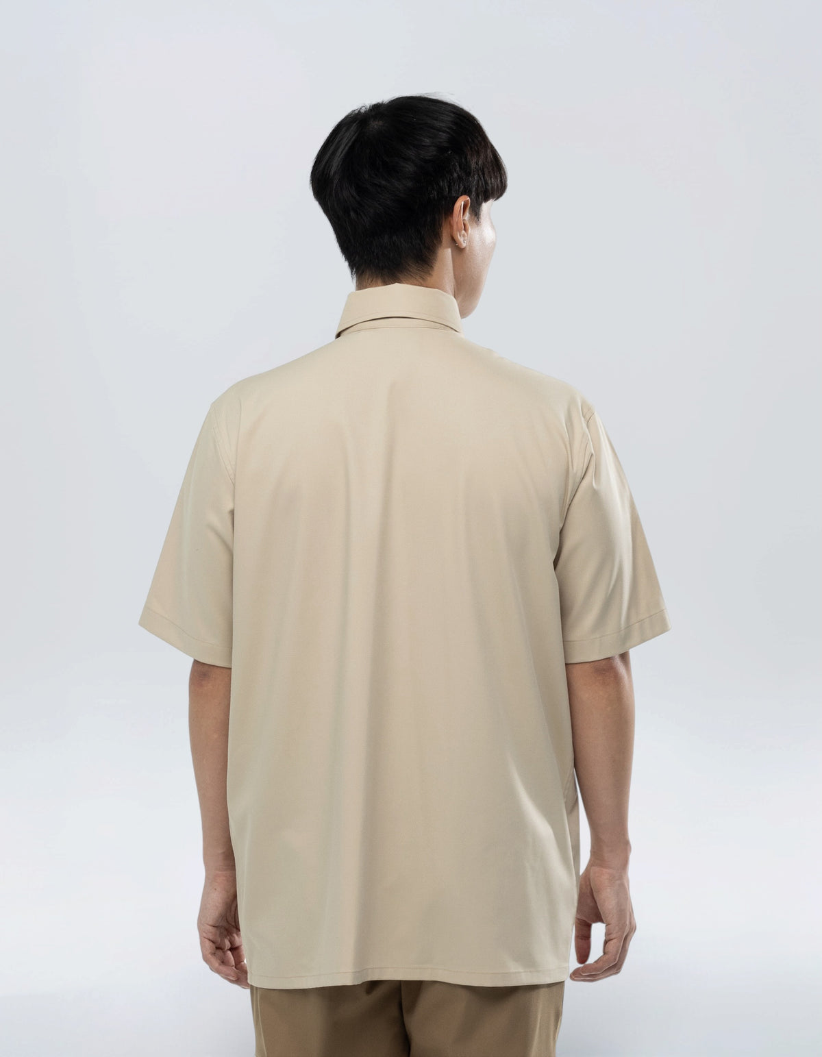 CAMICIA A MANICHE CORTE CON PANNELLO A U