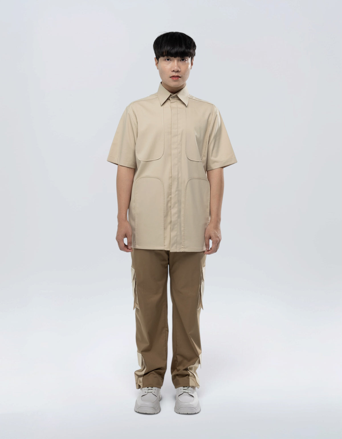 CAMICIA A MANICHE CORTE CON PANNELLO A U